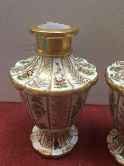 null Deux petits vases balustres en porcelaine, décor floral et dorure

Hauteur :...