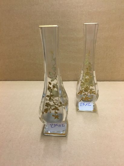 null Deux petits vases décor doré (accidents)

Vendu en l'état 

H : 16 cm