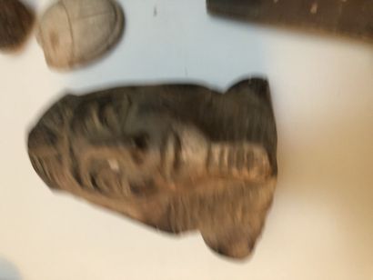 null 
Lot de pièces d'archéologie comprenant : visage en pierre sculptée, tête égyptienne,...