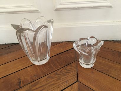 null Deux vase dont un DAUM

Hauteur : 10,5 et 18 cm 

Vendu en l'état