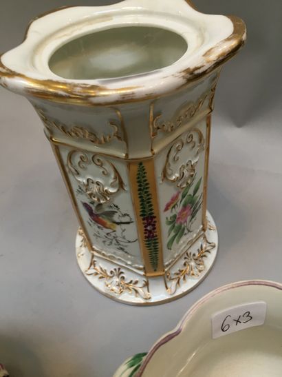 null Lot comprenant : vase en porcelaine décor d'oiseaux

Petit cache-pot décor floral...