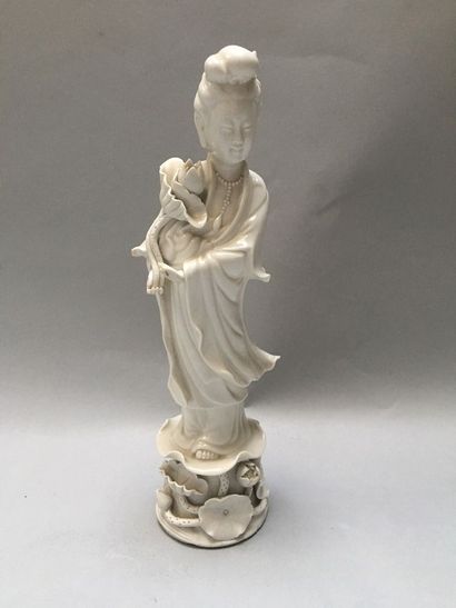 null CHINE Grande figurine en porcelaine représentant la déesse Guanyin émaillée...