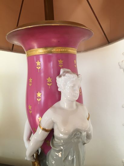 null Vase en porcelaine décors de vestales, Style Louis XVI

On y joint un vase 

Hauteur...
