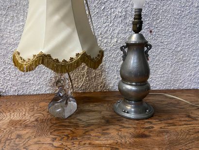 null Deux pieds de lampe, l'une en verre (cristallerie Lorraine) et l'autre en étain....