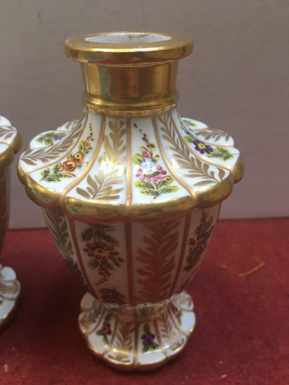 null Deux petits vases balustres en porcelaine, décor floral et dorure

Hauteur :...