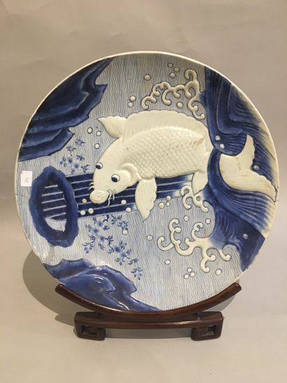 null JAPON. Grand plat circulaire en porcelaine Arita, décoré en léger relief en...