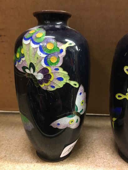 null Dans le goût de l'ASIE

Deux petits vases émaillés décor de papillons et deux...