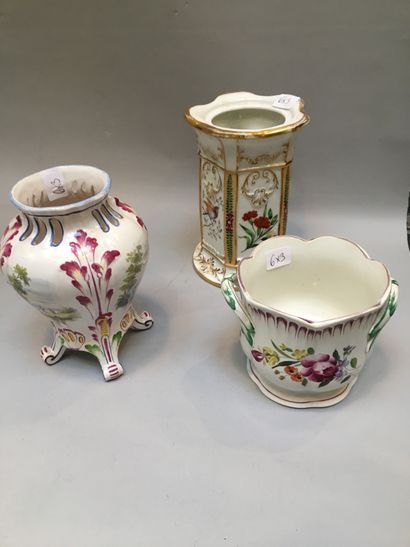 null Lot comprenant : vase en porcelaine décor d'oiseaux

Petit cache-pot décor floral...