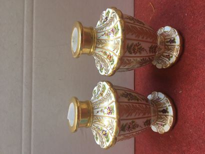 null Deux petits vases balustres en porcelaine, décor floral et dorure

Hauteur :...