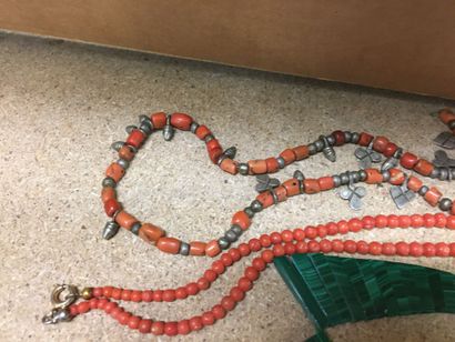 null Deux colliers perles oranges et collier style malachite

Vendu en l'état