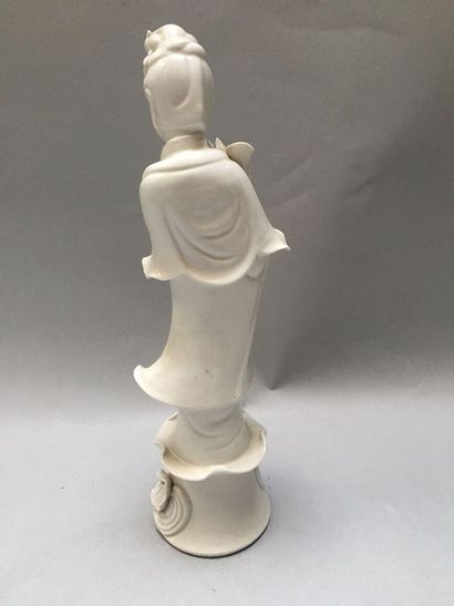 null CHINE Grande figurine en porcelaine représentant la déesse Guanyin émaillée...