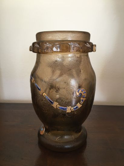 null 
Emile Gallé



Vase émaillé 




Vers 1900 décor de libéllules



Porte une...