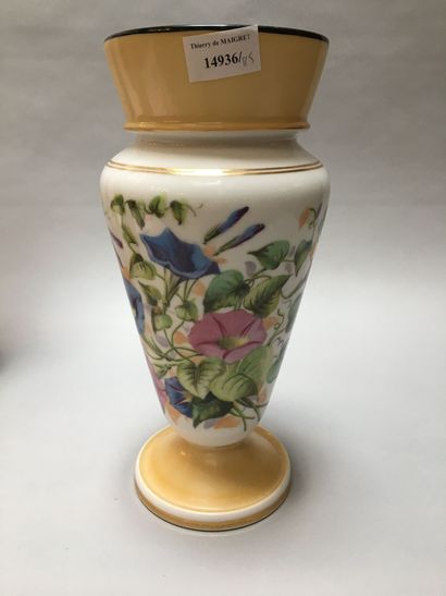 null 
Vase en porcelaine à décor polychrome de fleurs
