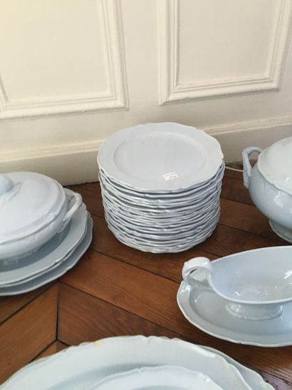 null Partie de service en porcelaine MONTEREAU 

Soupière couverte : H : 23 cm 

Assiettes...