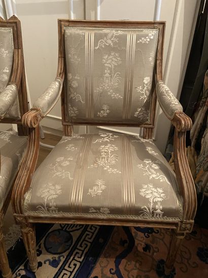 null Quatre fauteuils à dossier plat en hêtre naturel, décor mouluré,

(un fauteuil...