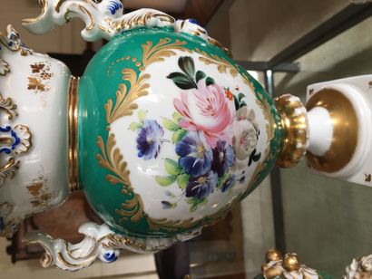 null Deux vases en porcelaine de Paris

Le plus grand 14 cm 

On y joint un brule...