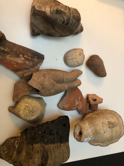null 
Lot de pièces d'archéologie comprenant : visage en pierre sculptée, tête égyptienne,...