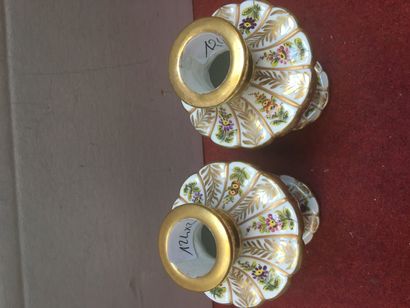 null Deux petits vases balustres en porcelaine, décor floral et dorure

Hauteur :...