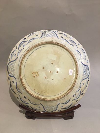 null JAPON. Grand plat circulaire en porcelaine Arita, décoré en léger relief en...