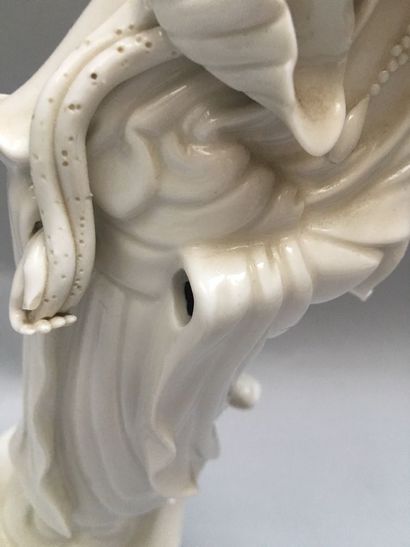 null CHINE Grande figurine en porcelaine représentant la déesse Guanyin émaillée...