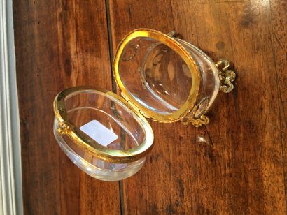 null Boite en porcelaine et boite en verre

Hauteur : 7 cm 

Vendu en l'état