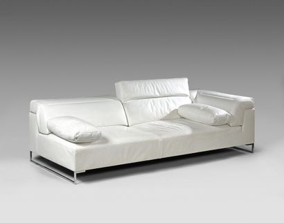 null LIGNE ROSET

Grand canapé blanc à structure en métal chromé entièrement gainé...