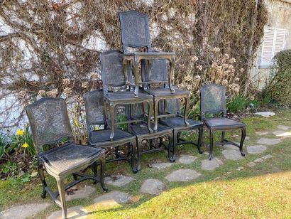 null 
Suite de 8 chaises cannées en bois mouluré laqué noir. Style Louis XV. Maison...