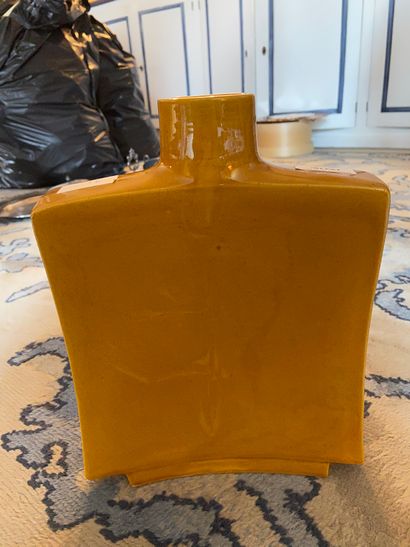 null Vase de forme carré à décor d'oiseau stylisé sur fond moutarde

Signé Portanier,...