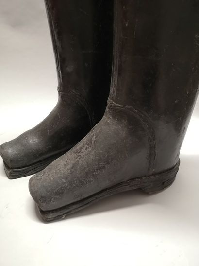 null Rare paire de bottes de postillon en cuir avec leurs étriers