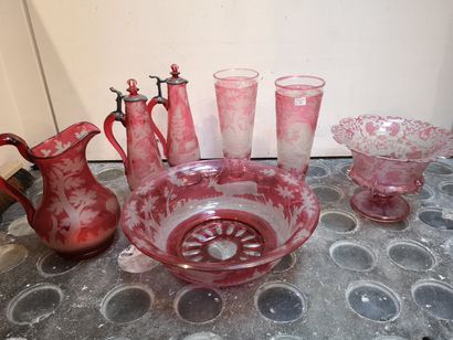 null Deux vases, deux carafes monture métal, coupe ronde sur pied, un bro et sa cuvette...