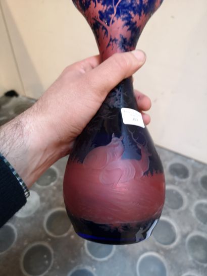 null Petit vase rose sur fond bleu