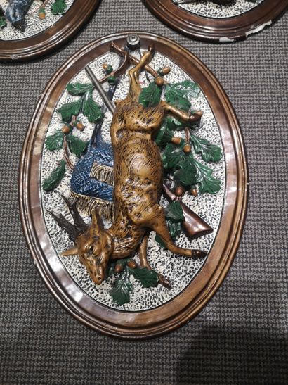 null Ensemble de trois écussons ovales en céramique polychrome renard et faisant,...