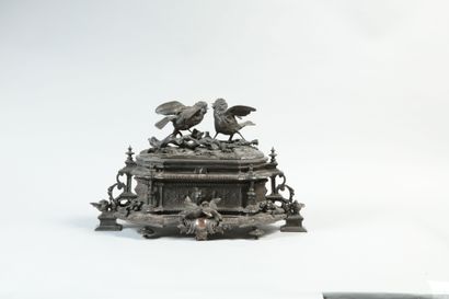 null Jules MOIGNIEZ (1835-1894). Coffret à bijoux à décor d’oiseaux. Bronze à patine...