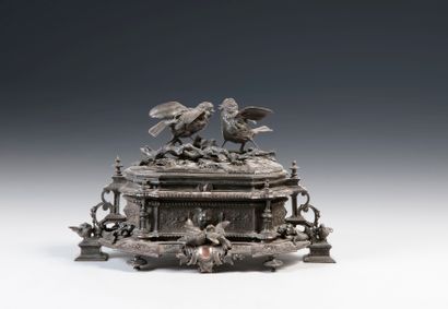 null Jules MOIGNIEZ (1835-1894). Coffret à bijoux à décor d’oiseaux. Bronze à patine...
