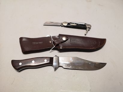 null Deux couteaux dont un couteau droit Winchester, forte lame de 16 cm manche bois...