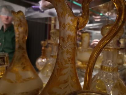 null Ensemble de 12 pièces dont paire de vases, deux grandes carafes à liqueur et...