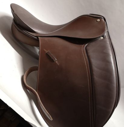 null 
Thoroughbed Saddlery. Walsall England. Selle d'amazone en cuir foncé. Très...