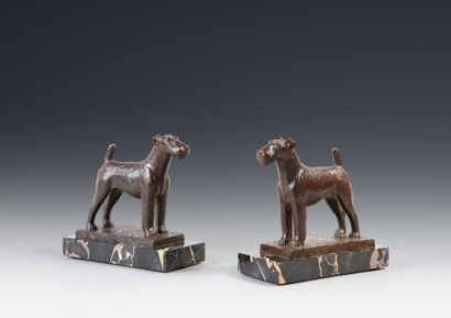 null MAURICE OSMOND (1875 - ?). Fox à poils ras. Paire de serre-livres en bronze...