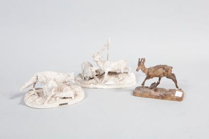 null Pierre Jules MENE. Trois groupes en plâtre. Chamois, biche et cerf, loups. Signature...