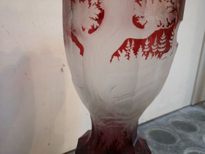 null Grand vase à décor de cerfs en forêt. Haut. : 42.5 cm
