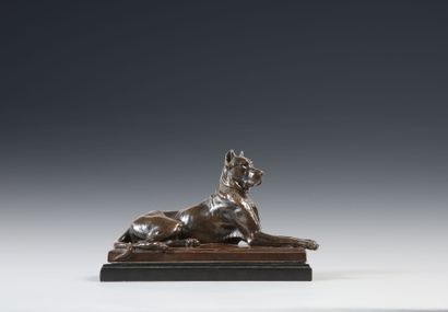 null GEORGES GARDET (1863 - 1939). Dogue couché. Bronze à patine brune signé en crux...