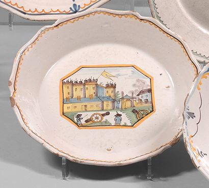 NEVERS Earthenware plate with contoured edge, with polychrome decoration in a large...