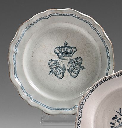 PARIS, ROUEN ou SAINT-CLOUD Plate from the service of the King's mouth, in earthenware...