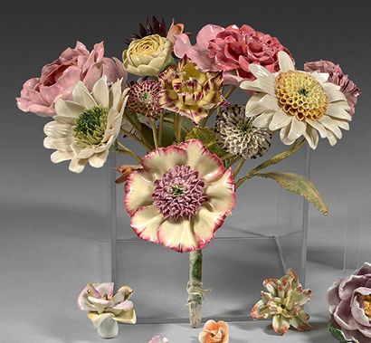 France Bouquet of porcelain flowers treated in polychrome. Modern period (missin...