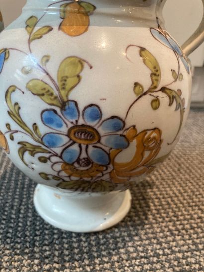 MIDI ou ROANNE Earthenware oil pot with polychrome decoration of flowers.
Second...