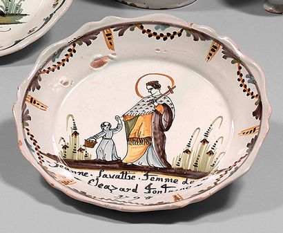 NEVERS Earthenware plate with contoured border, with polychrome patronymic decoration...