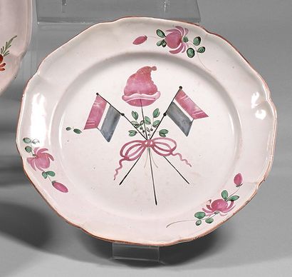 LES ISLETTES Earthenware plate with a contoured border with polychrome decoration...