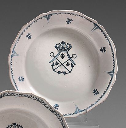 SAINT-CLOUD ou PARIS Earthenware plate with contoured border, decorated in blue monochrome...