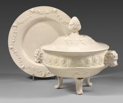 An early 19th century fine earthenware pot...