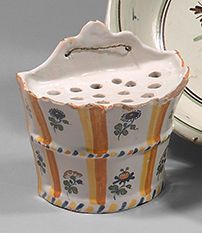 NEVERS et WALY 
Lot including an earthenware inkwell with polychrome floral decoration...